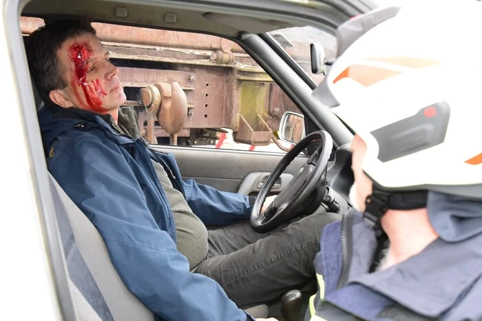 Der zweite Pkw kollidierte im Bereich der Fahrertür mit dem Waggon. Insgesamt waren drei Personen in den Fahrzeugen eingeklemmt und rund 55 Betroffene in der Zuggarnitur eingeschlossen.