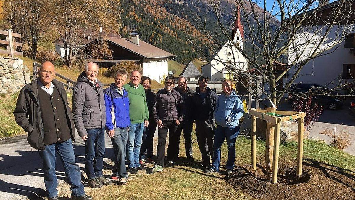 Pflanzten den Baum: Bezirksobmann Osttirol Siegfried Stocker, Landesobmann Rupert Mayr, Bürgermeister Vitus Monitzer, Geschäftsführer Manfred Putz, Karla Kahlbacher(OGV), Otto Leiner (Land Tirol), Ludwig Prast, Peter Liebhart und Theresia Rieger (OGV)