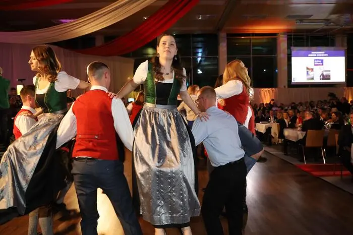 Auch Hebefiguren durften bei der Polonaise nicht fehlen.