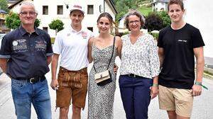 Adrian Pertl mit Freundin Anna, Vater Egon, Mutter Annemarie und Bruder Gabriel