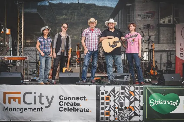 Die Chris Buggs Band lieferte die musikalische Begleitung für den Country-Abend.
