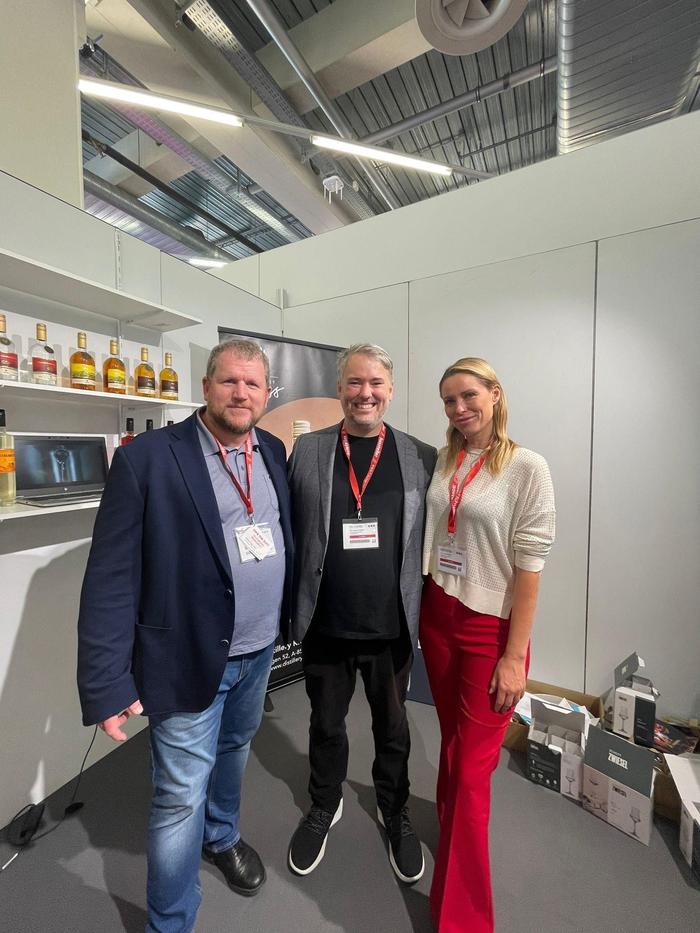 Werner Krauss mit Spencer und Kiera Chaplin (v.l.) bei der Produktpräsentation an der PRO Fachhandel Messe in Deutschland