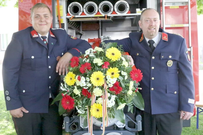 FF-Kommandant Wolfgang Bergner und Kameradschaftsführer Benjamin Seiß (von rechts) konnten am Sonntag neben Florianijüngern aus verschiedenen Wehren unter anderen Bürgermeister Peter Grabner, Bezirksfeuerwehrkommandant Friedl Monai sowie die Patinnen Sandra Wadlitzer-Engl und Gerhild Krumlacher willkommen heißen. 