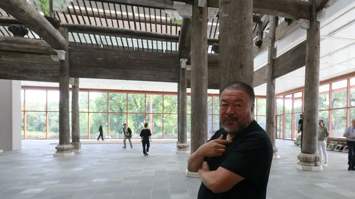 "Die beiden Gebäude waren nie zusammengedacht. Für mich ist es ein Wunder, dass das nun passiert ist", freute sich Ai Weiwei über das Highlight der ersten Einzelausstellung des Künstlers in Wien. Vom 21er Haus über den Belvedere-Brunnen bis hin zum Belvedere selbst, spannt sich die Kunst des prominenten Regimekritikers. 