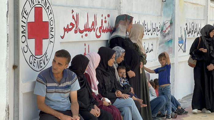 Palästinenser in Rafah | Palästinenser beim Feldspital des Internationalen Roten Kreuzes in Rafah