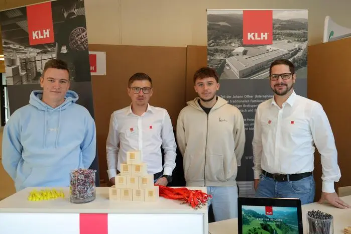 Sowohl Schüler der Maschinenbautechnik als auch der Bautechnik-Abteilung kamen mit Vertretern der Betriebe direkt ins Gespräch. „Das Interesse der Jugendlichen war enorm“, lautete das einhellige Fazit der teilnehmenden Firmen.