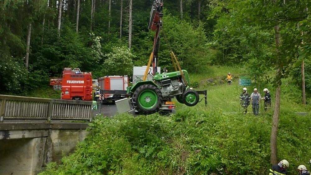 Der Traktor wurde mit dem Kran eines zufällig vorbei gekommenen Fahrzeugs einer Baufirma geborgen