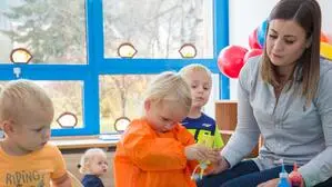 Egal vor oder hinter dem Semmering: Die Anforderungen an Kinderbetreuerinnen und -betreuer könnten bald die gleichen sein