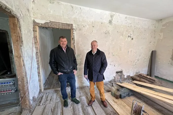 Architekt Friedrich Ohnewein, spezialisiert auf die Renovierung denkmalgeschützter Gebäude, und Bürgermeister Mario Angerer überzeugen sich vom Baufortschritt