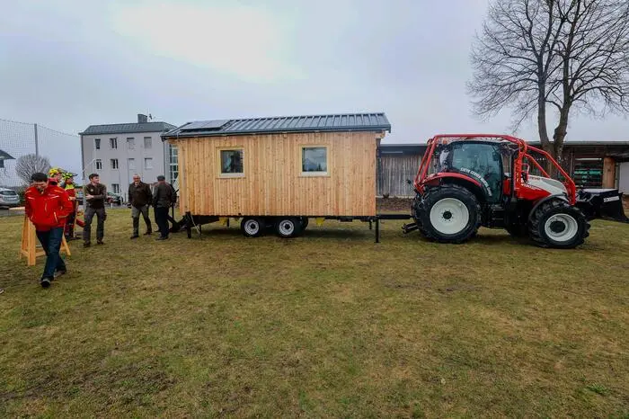 Die Schülerinnen und Schüler waren selbst am Bau dieser Hütte beteiligt. Sie konnten dabei ihr handwerkliches Wissen direkt anwenden und wertvolle Erfahrungen sammeln.