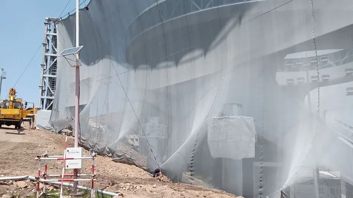 Im Mai 2021 haben Mitarbeiter der Köflacher Firmen SIL GmbH und MSP sowie des Kärntner Unternehmens Alpina den 200 Meter langen Windschutz bei der Skisprungschanze in Zhangjiajou errichtet.