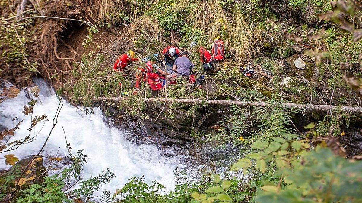 Nur wenige Meter über dem reißenden Talbach kam der Verletzte zu liegen