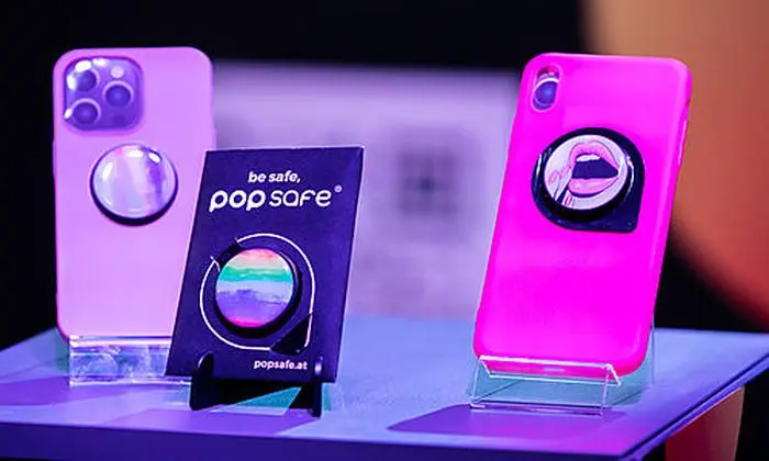 "PopSafe" wird aufs Handy geklebt 