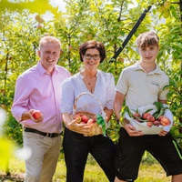 Das Familienbild zeigt Ursula Reiter mit Sohn Adam (rechts) und Ehemann Thomas
