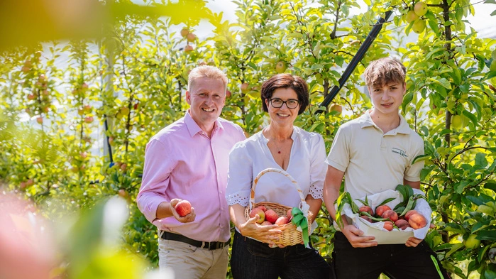 Das Familienbild zeigt Ursula Reiter mit Sohn Adam (rechts) und Ehemann Thomas