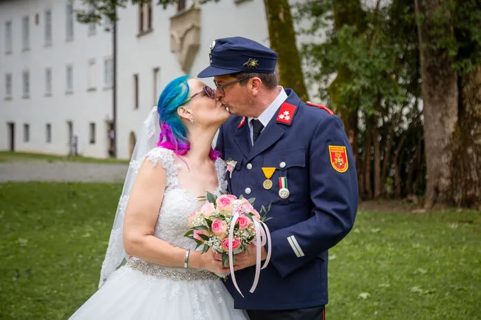 Über die Cousine der Braut lernten sich die beiden Klagenfurter Tanja Worsch (38) und Florian Schieber (43) im Jahr 2003 kennen – und lieben. Am 28. Mai dieses Jahres war es dann endlich so weit: Die Sozialarbeiterin und der Elektrotechniker traten nach Jahren der "wilden Ehe" vor den Traualtar "Wir haben so lange mit der Hochzeit gewartet, dass keiner mehr daran geglaubt hat", verrät das Paar. Mit einer Mittelmeerkreuzfahrt erfüllte sich die Klagenfurter auch ihren Traum von einer Hochzeitsreise. Das Paar hat mittlerweile drei Kinder – Leon und Etienne (beide 16) sowie den neunjährigen Aeneas. Florian widmet sich in seiner Freizeit der Freiwilligen Feuerwehr, Tanja nimmt gerne die Stricknadeln in die Hand.