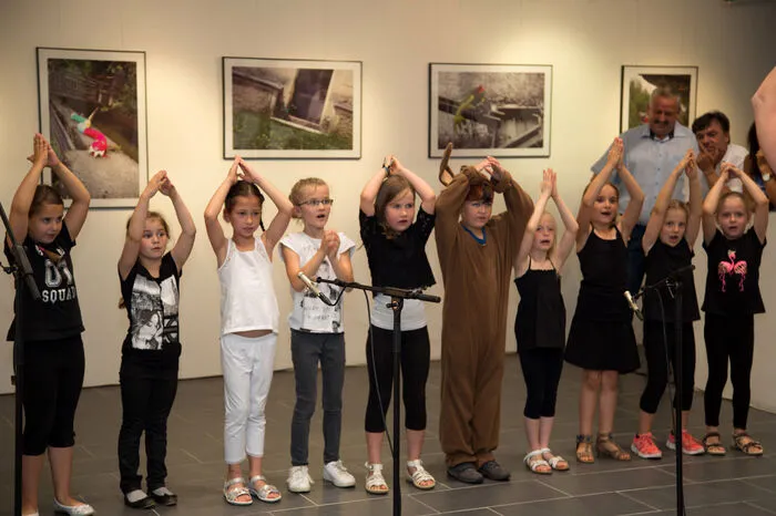 Die Vernissage fand in italienischer Sprache statt. Bürgermeister Hermann Srienz eröffnete die Ausstellung.