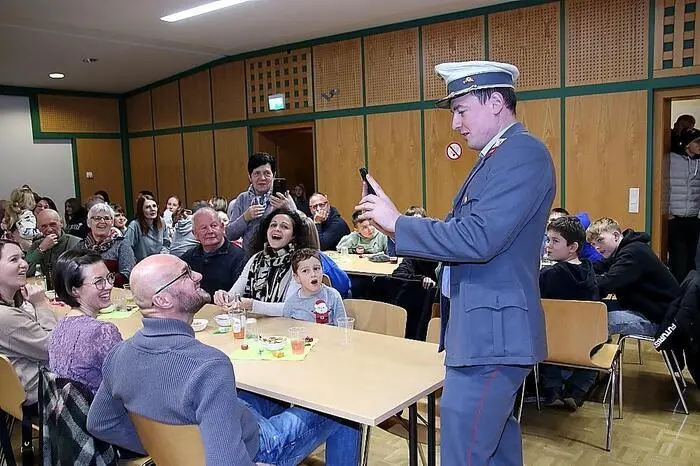 Bis sie der Gendarm in die Schranken wies.