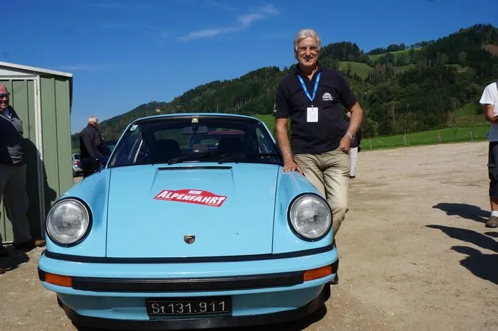 Max Zotter mit seinem Vorausfahrzeug, einem Porsche Carrera, Baujahr 1973.