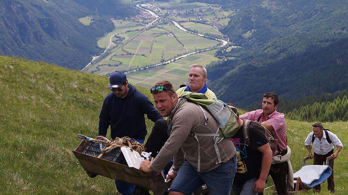 Einfallsreichtum. Mit einem umgebauten Baugerät, Muskelkraft und Seilwinden eroberten die Freunde gemeinsam mit Georg Urbaner den Gipfel