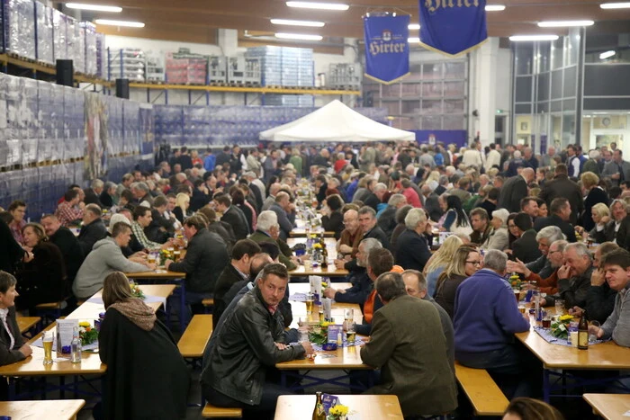An die 1000 Wirte, Getränkefachhändler und Kaufmänner aus ganz Österreich waren in die Verladestraße der Brauerei gepilgert, um bei diesem gesellschaftlichen Großereignis dabei zu sein.