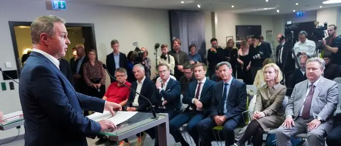 Parteichef bleibt vorerst im Amt, und einige seiner Kritiker sitzen in der ersten Reihe