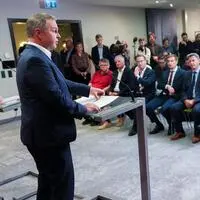 Parteichef bleibt vorerst im Amt, und einige seiner Kritiker sitzen in der ersten Reihe