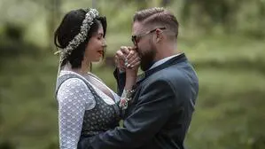 Yvonne und Stefan Bujar lernten sich beim Arbeiten kennen. Das Fotos ist von der standesamtlichen Trauung
