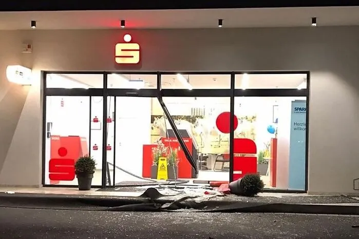 Top 4: Aus einer Bankfiliale in der Gemeinde Söding-St. Johann wurde in der Nacht auf Mittwoch, dem 15. Februar, ein Bankomat gestohlen. 