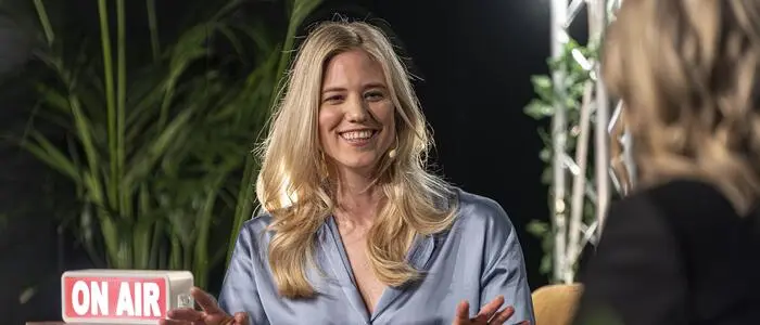 Larissa Marolt beim Kleine Zeitung Podcast Festival in Klagenfurt mit Barbara Haas.