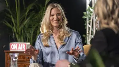 Larissa Marolt beim Kleine Zeitung Podcast Festival in Klagenfurt mit Barbara Haas. 