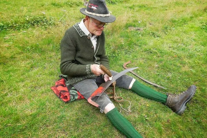 Bei der Schoberblickhütte konnte man indessen traditionelle Handwerkskunst wie Sensen dengeln, brecheln, schnitzen und Spinnrad spinnen kennen lernen.