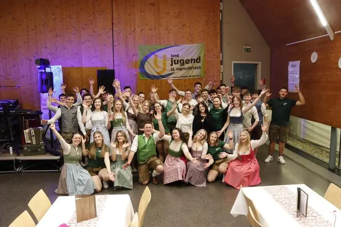 Die ältere Generation der Landjugend begeisterte mit einer schwungvollen Polonaise, um Mitternacht zeigte die „Ruprechter Plattler Jugend“ ihr Können und DJ „LTP“ sorgte im Zelt für Partystimmung. 