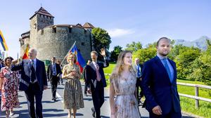 Im Vordergrund: Prinz Joseph Wenzel von Liechtenstein mit seiner Schwester Prinzessin Marie-Caroline in Vaduz (Hintergrund: Die Prinzen Hans-Adam und Alois von Liechtenstein, Prinzessin Sophie von Liechtenstein)