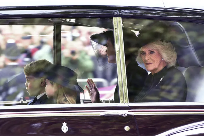 Prinz George (9) und Prinzessin Charlotte (7) nehmen am Staatsbegräbnis von Queen Elizabeth II. teil. Hinter ihnen ihre Mutter, Prinzessin Kate und Prinzessin Camilla, die Frau des Königs   