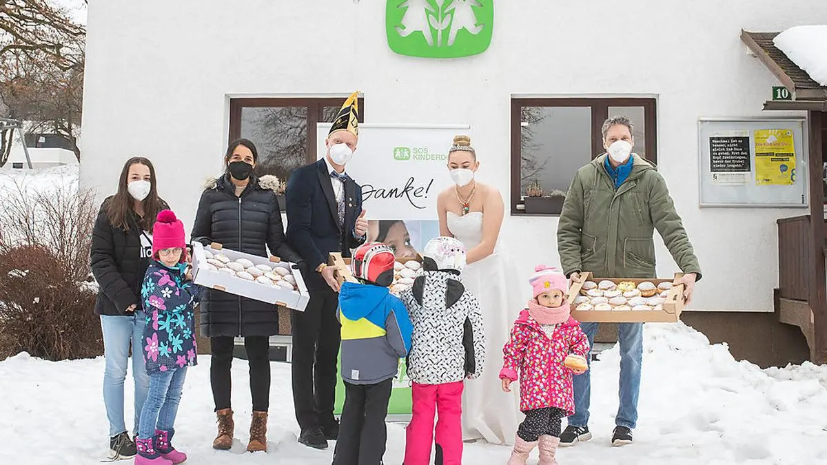 Das Prinzenpaar des diesjährigen Villacher Faschings und Bäckermeister Christian Berger (m.) kreierten gemeinsam die besonderen Krapfen