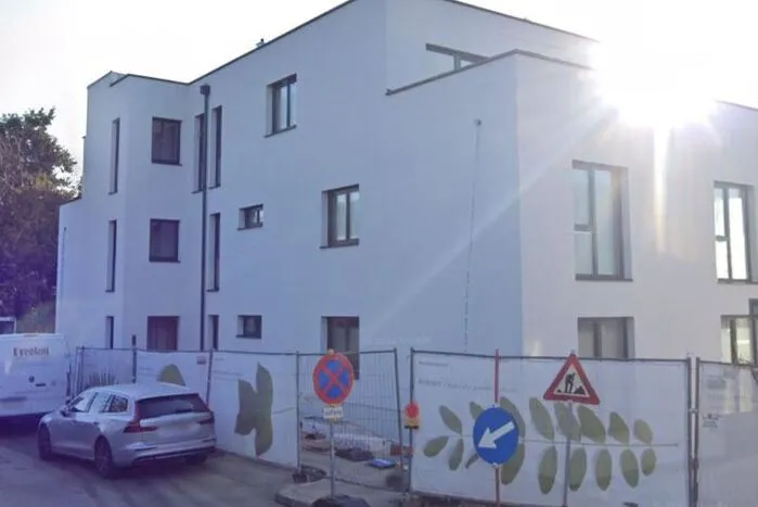 Dort, wo man jetzt eben schon das Neubauprojekt sieht.