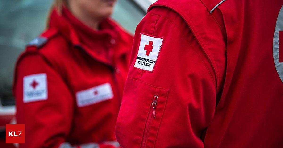 17-year-old moped driver thrown against car window in accident