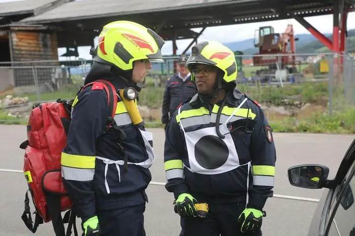 Diese Prüfung, die für die Feuerwehrleute eine besondere psychische und physische Belastung darstellt, setzt sich aus einem theoretischen und einem praktischen Teil zusammen.
