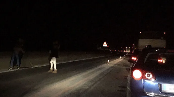 Fahrzeuginsassen stiegen aus und bewegten sich, um sich aufzuwärmen
