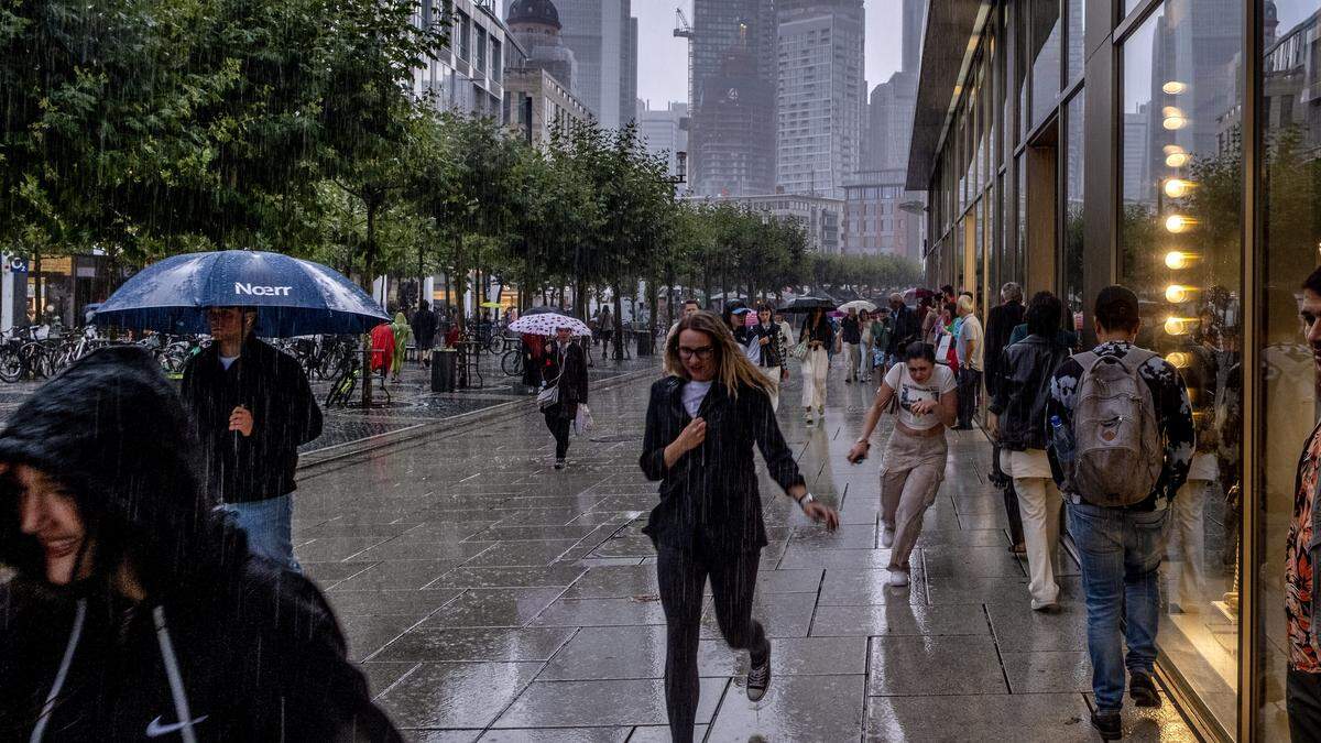 Menschen flüchten vor den Regenmassen