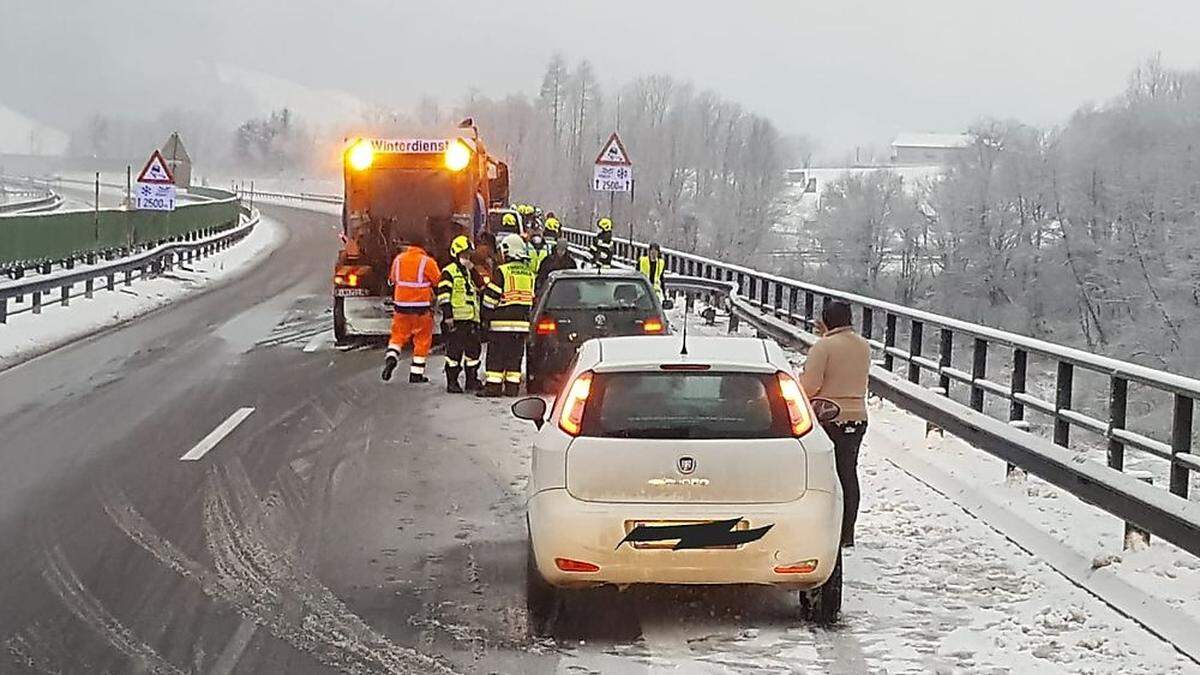 Einsatzkräfte am Unfallort