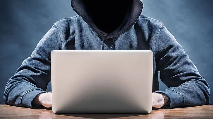 Ein unbekannter Täter täuschte Flirt im Internet vor und ergaunerte Geld