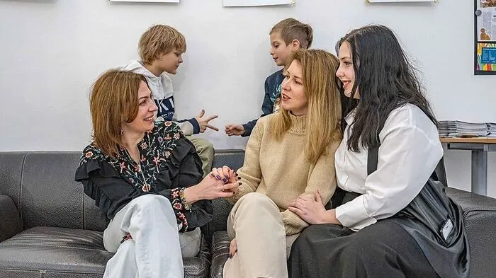 Nicht verwandt, aber wie eine Familie: die Freundinnen Yuliia und Tanja mit ihren Kindern Uliana, Makar (re.) und Miron (li.) 