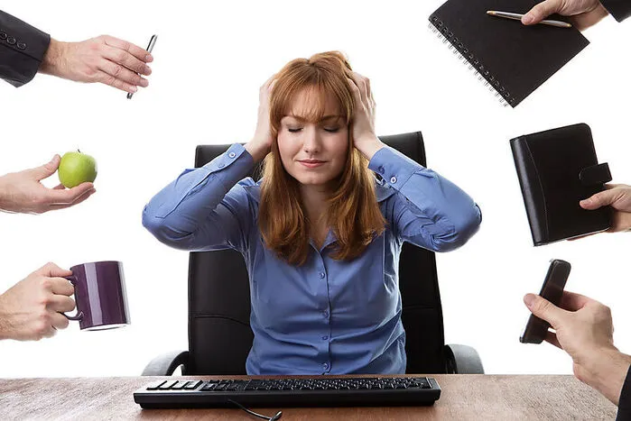 Stress reduzieren: Wertigkeiten bewusst machen. Er lauert immer und überall: Stress. Stress lässt sich reduzieren, indem man gezielt beginnt, Prioritäten zu setzen und sich die Wertigkeiten im Leben wieder bewusst zu machen. Phasen der An- und Entspannung sollten sichdie Waage halten. Da man nicht rund um die Uhr auf Hochtouren laufen kann, rät Anton Sadjak, Vorstand des Instituts für Pathophysiologie, zum„Mut zur Pause“.Das Problem besteht aber darin, dass viele Dauergestressteverlernt haben, abzuschalten.
