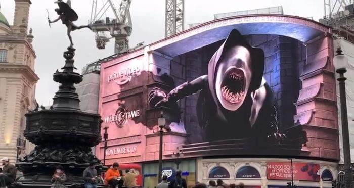 Wenn Monster am Londoner Piccadilly Circus aus dem Bildschirm greifen, wird es besonders lustig