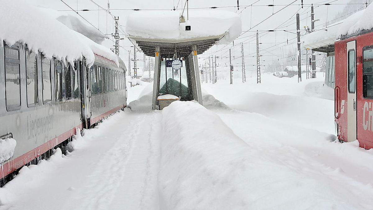 Züge standen bei winterlichen Verhältnissen stundenlang am Bahnhof in Unzmarkt (Sujet)