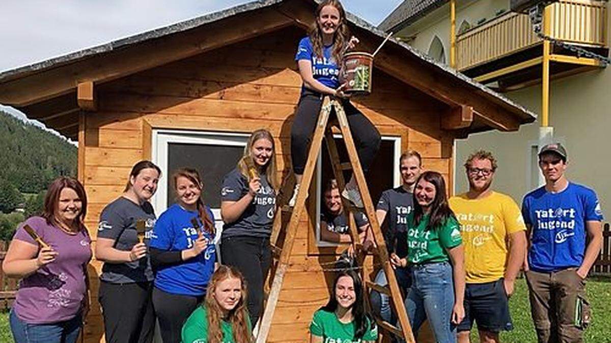 Landesleiterin Sarah Krall (links) mit der Landjugend Meiselding - ein neues Spielhaus für den Kindergarten wurde errichtet