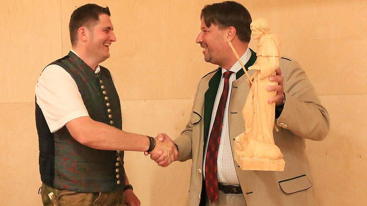 Eine Statue des Heiligen Leonhard übergab Martin Kaltenegger (r.) an seinen Vorgänger Leonhard Madl