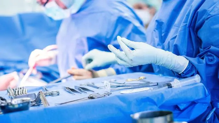 Der Mann musste am Standort Leoben zweieinhalb Stunden warten, ehe er an der Hand operiert wurde. Die Versorgung erfolgte „zügig und entsprechend der medizinischen Dringlichkeit“, so die Kages 